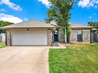 213 NW Cherry Ave, Cache, OK 73527