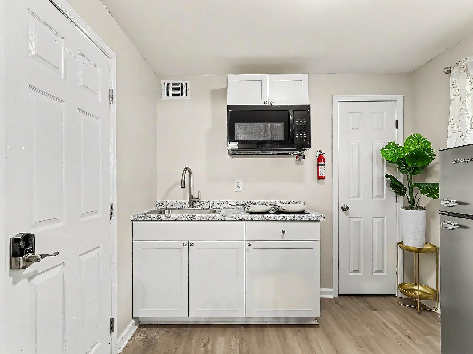 2 bed, 1.0 bath, 300 sqft, $1,139 — Photo 1