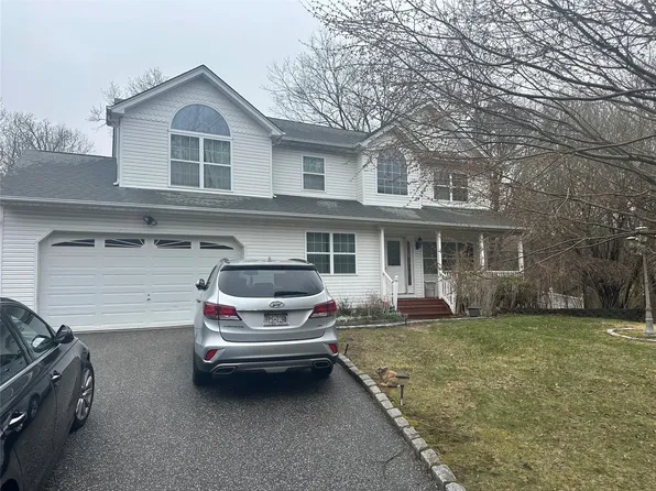 17 Mill Lane, Medford, NY 11763