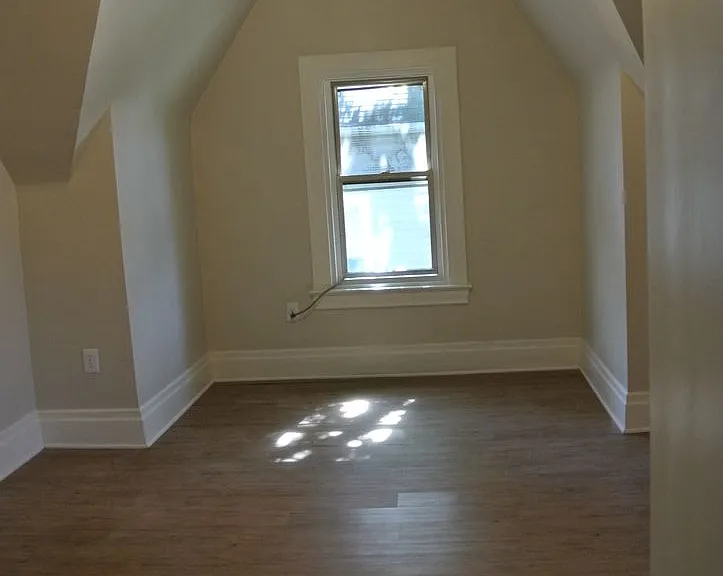 One and Two Bedroom Apartment Building — Photo 12