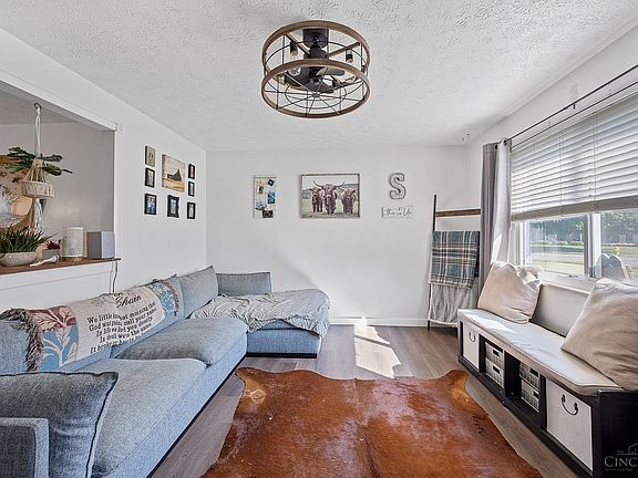 3rd image of 4667 Bradley Dr