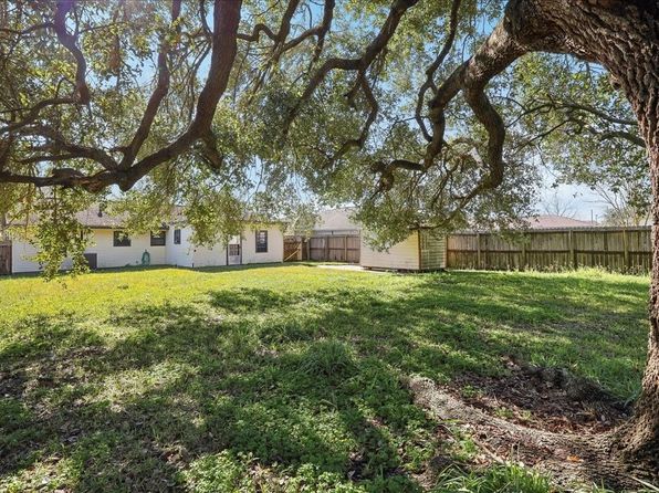 623 S 8th St, Nederland, TX 77627