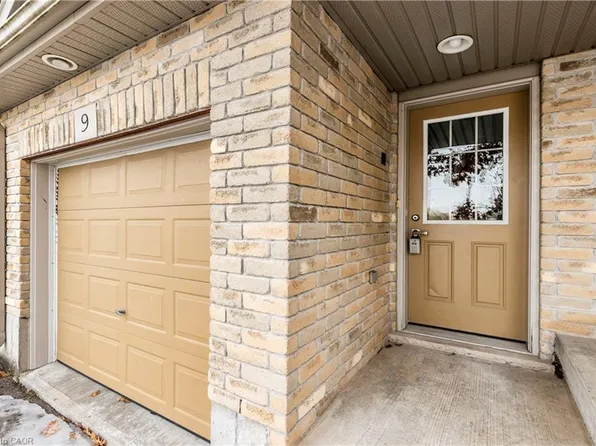 155 Highland Cres #B9, Kitchener, ON N2M 0A1