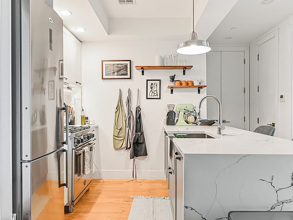 3rd image of 627 De Kalb Ave #6F