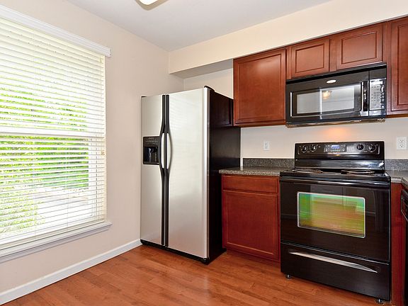 4th image of 1926 Greenpoint Dr APT 301