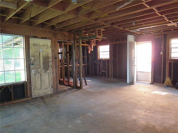 3rd image of 1368 Robert E Lee Blvd