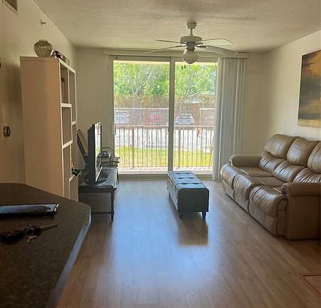 4th image of 903 Villa Cir #903