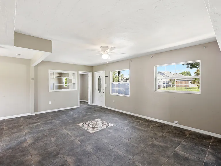 1107 Jamela Dr — Photo 3