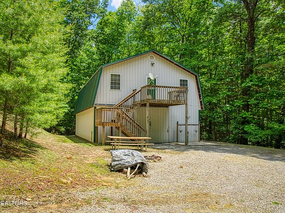 4th image of 536 Evergreen Ln