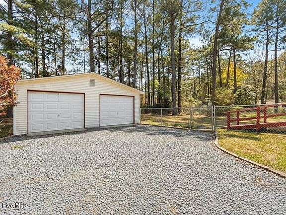4th image of 472 Maplewood Drive NW