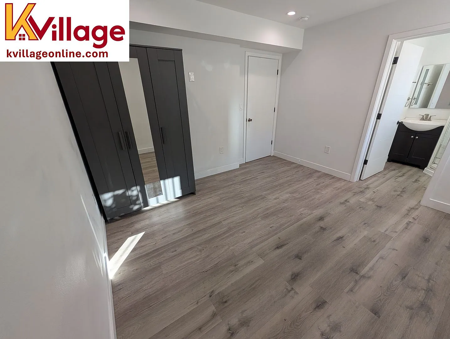 Private Bedroom W Personal Bathroom & Shower, Shared Student-Oriented Space **Pet-Friendly Floor** — Photo 4