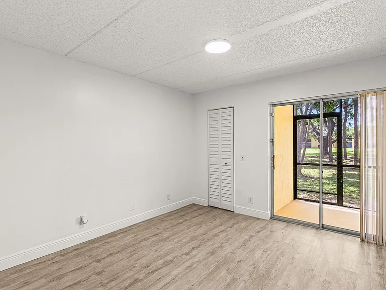507 Meadows Cir — Photo 13