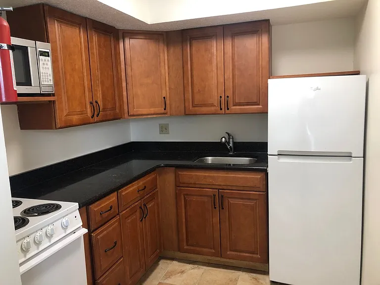 405 N State St — Photo 11