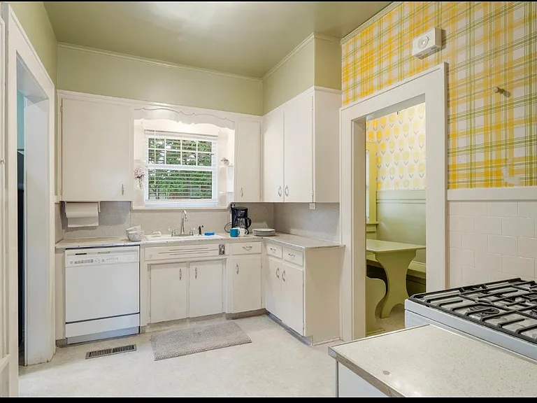 1402 S Elwood Ave — Photo 6