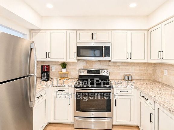 3rd image of 9718 Hernando Ct