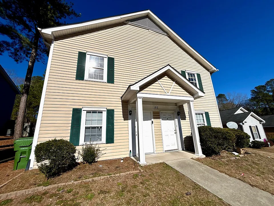 102 Winterberry Ln #B