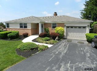 2463 Eastwood Dr, York, PA 17402