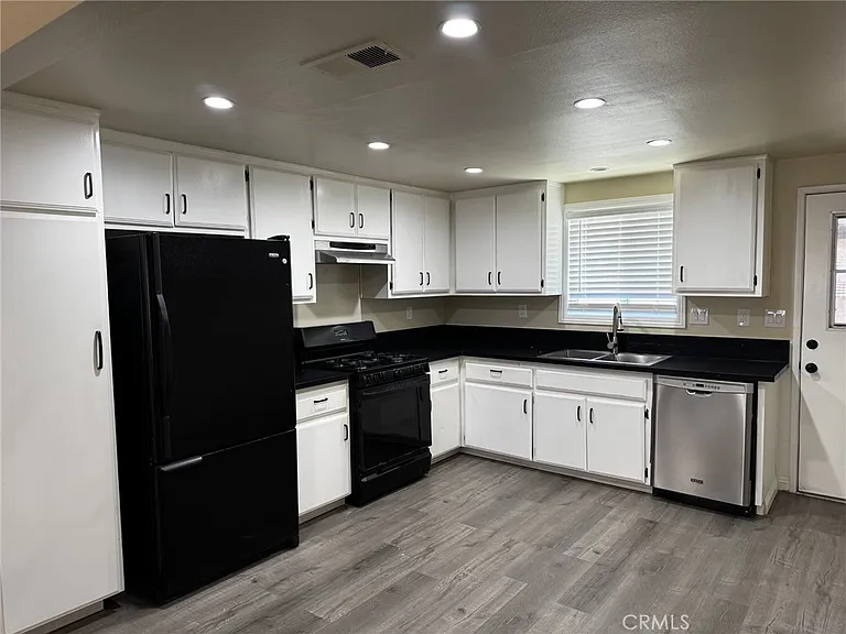 171 N Alameda Ave #B — Photo 4