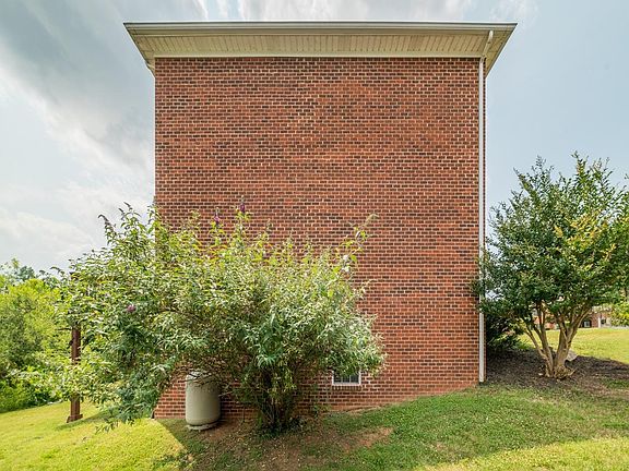 3rd image of 535 Lady Slipper Ln