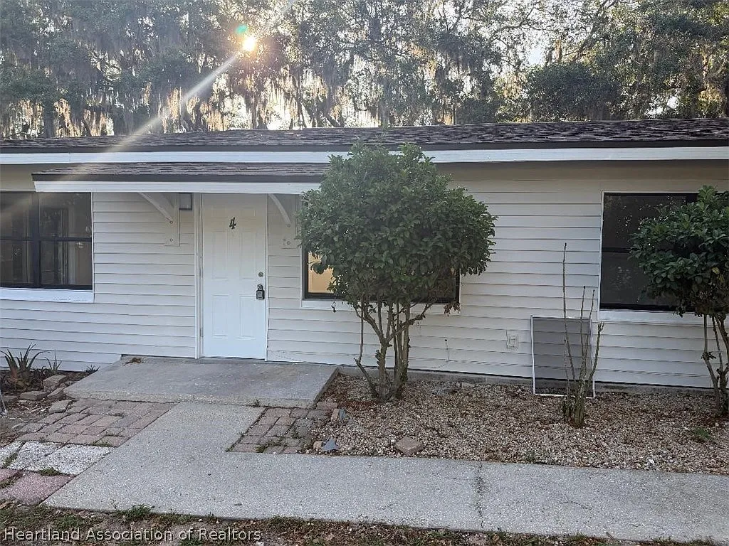 2 bed, 1.0 bath, 3212 sqft, $1,150 — Photo 1