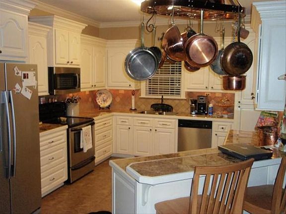KITCHEN WITH STAINLESS APPLIANCES