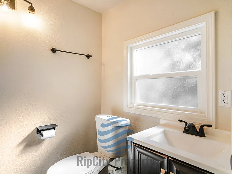 1307 Elm St — Photo 16