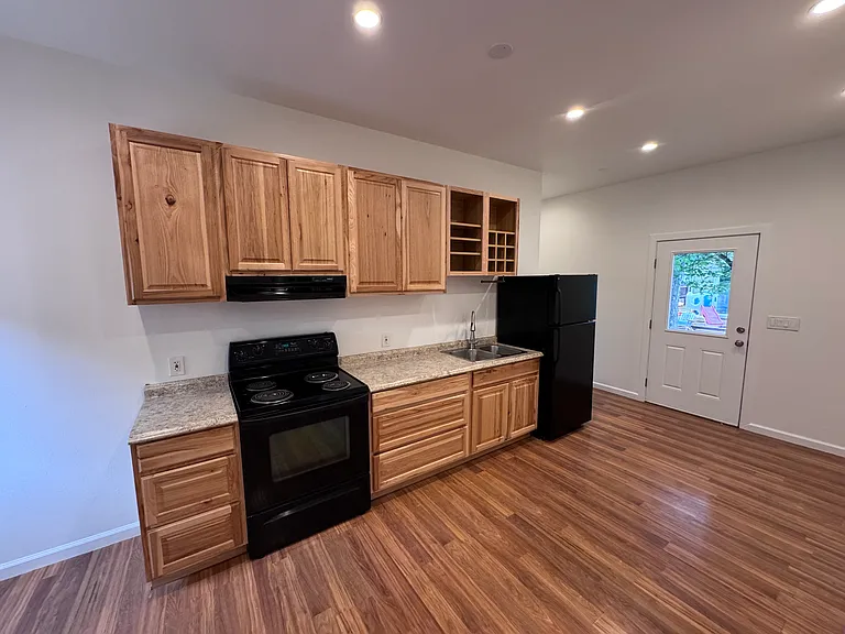 1047 Venice St — Photo 6