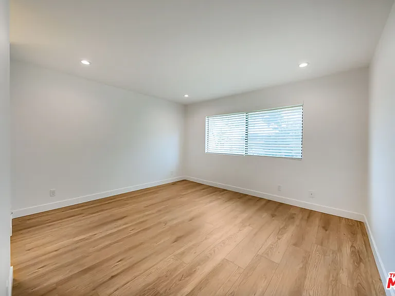22135 Burbank Blvd #4 — Photo 24