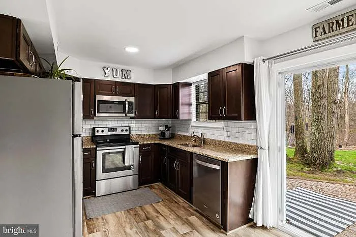 3 bed, 1.5 bath, 1328 sqft, $2,950 — Photo 2