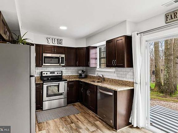 2nd image of 7 Woodstream Ct