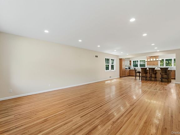4th image of 40 Sammis Lane