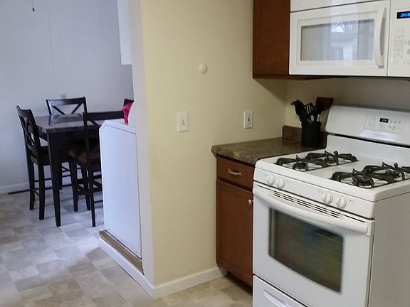 3rd image of 918 West Baker