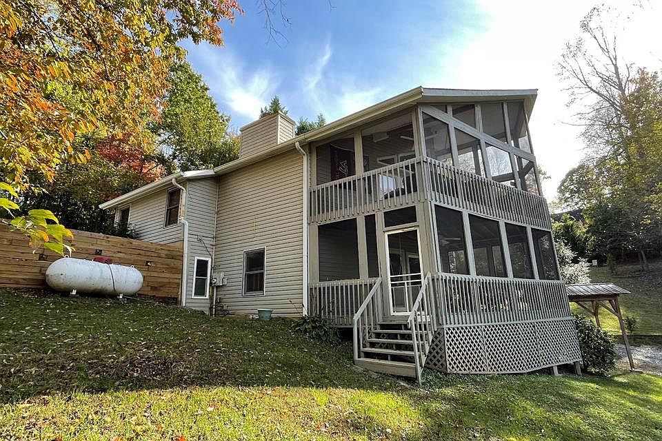 1st image of 993 Vista Ln