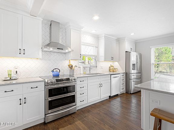 4th image of 903 Bathurst Rd