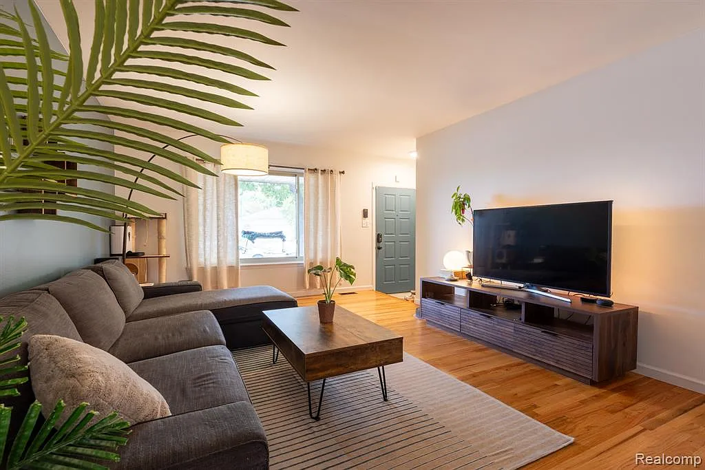 3 bed, 1.5 bath, 2100 sqft, $2,600 — Photo 4