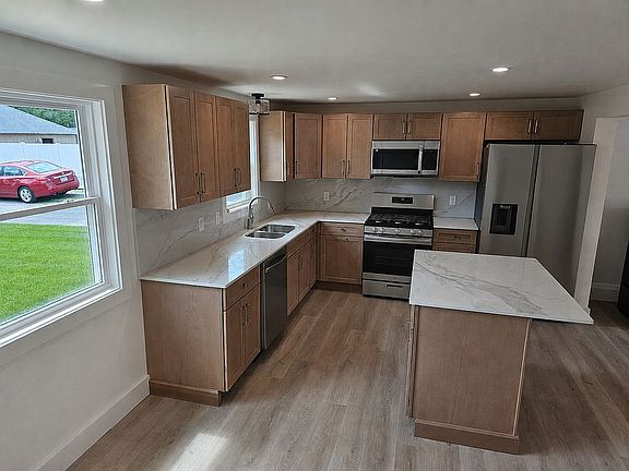3rd image of 749 N Railroad St