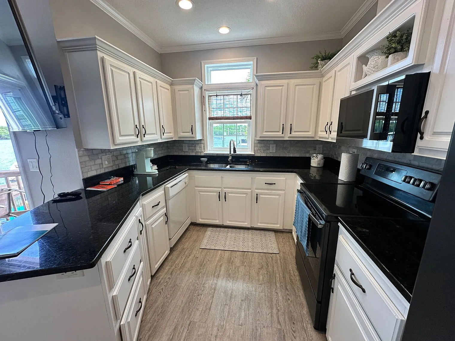 2 bed, 1.0 bath, $5,920 — Photo 4