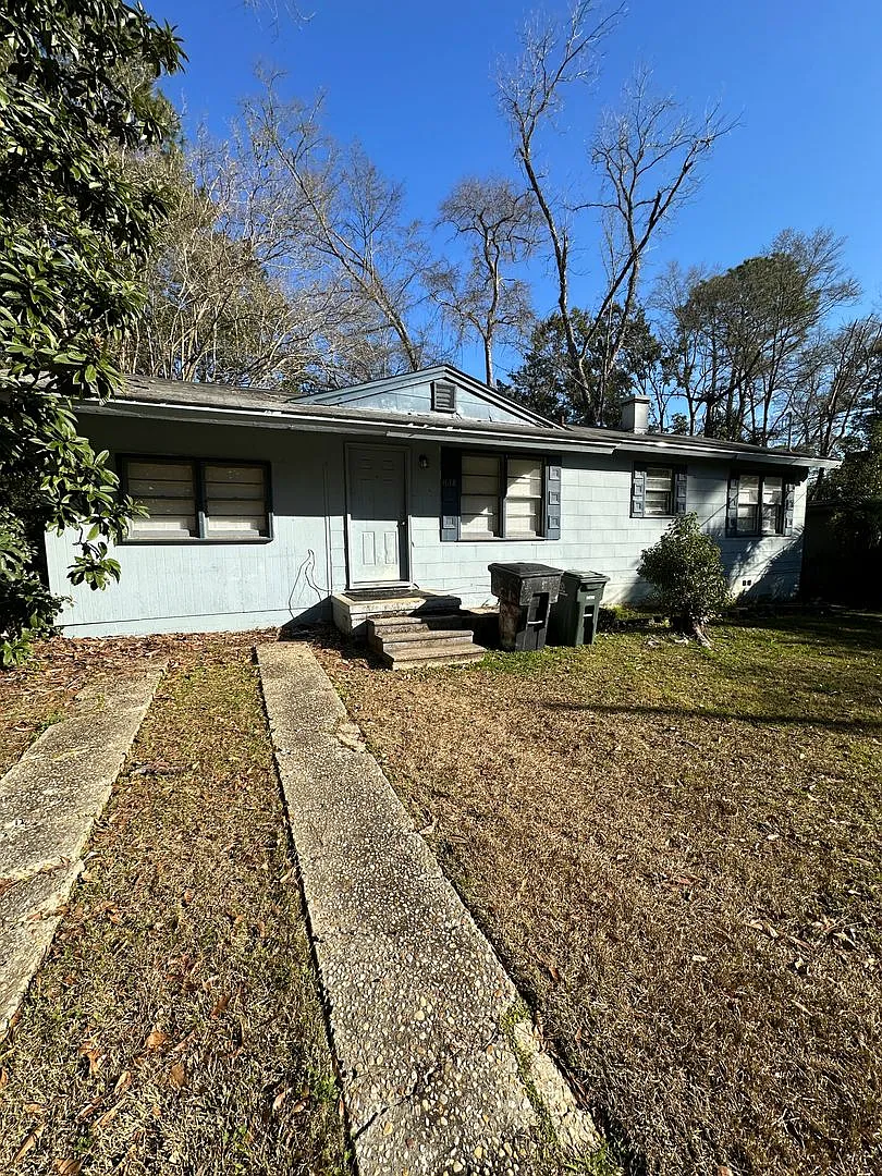 3 bedroom 1 bath house with a large back yard! Available now! — Photo 1