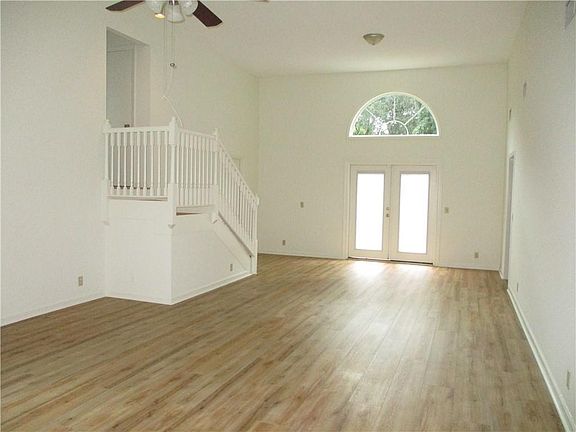 2nd image of 112 Grand Oaks Ln