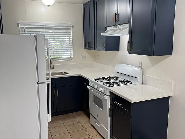 1432 Robinson Ave — Photo 3