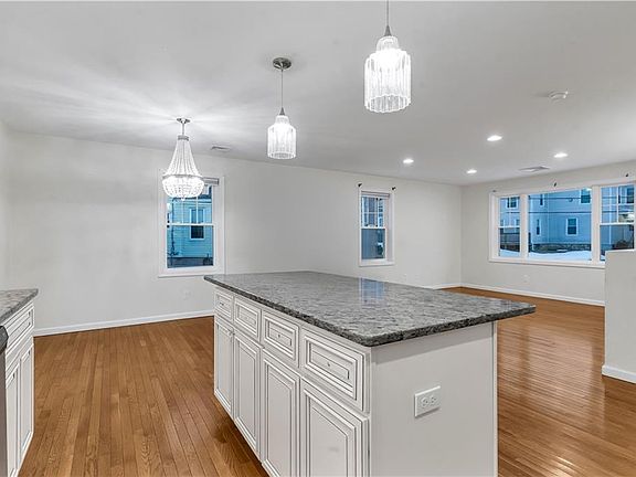 5th image of 40 Burnside Ave