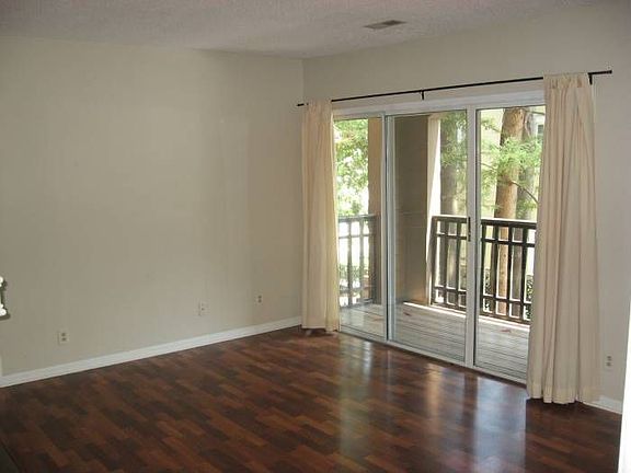Living room w/balcony
