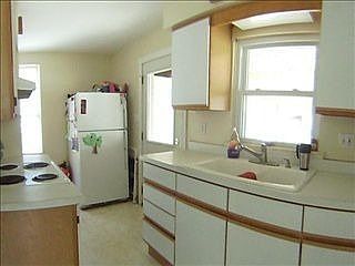 4th image of 267 Douglas St