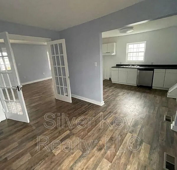 920 E Madison Ave — Photo 8
