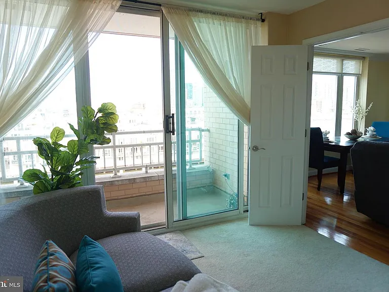 100 Harborview #611 — Photo 26