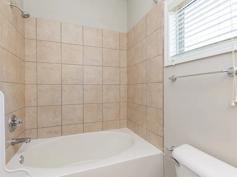 28 Rosen St — Photo 12