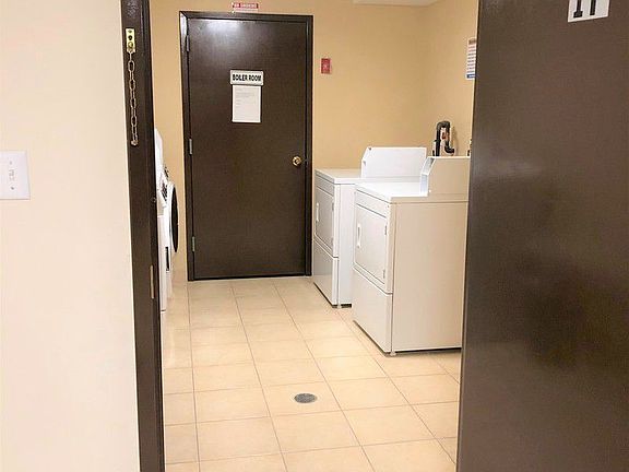 4th image of 2829 35th St #1F