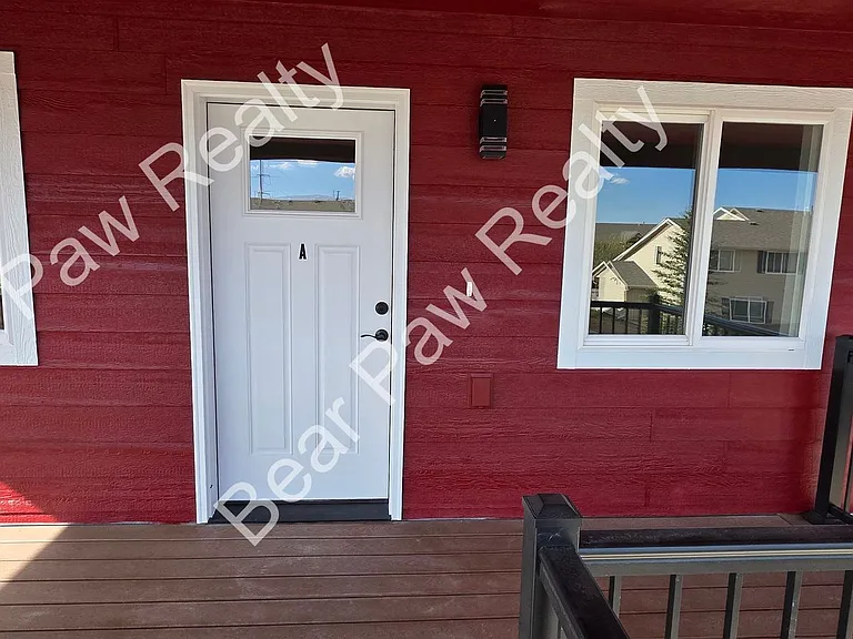 1018 Center Dr — Photo 2