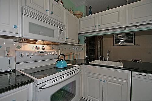 Remodeled kitchen w/ granite countertops