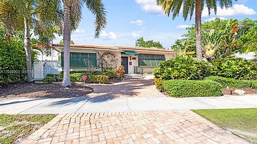 623 NE 17th Way Photo 1